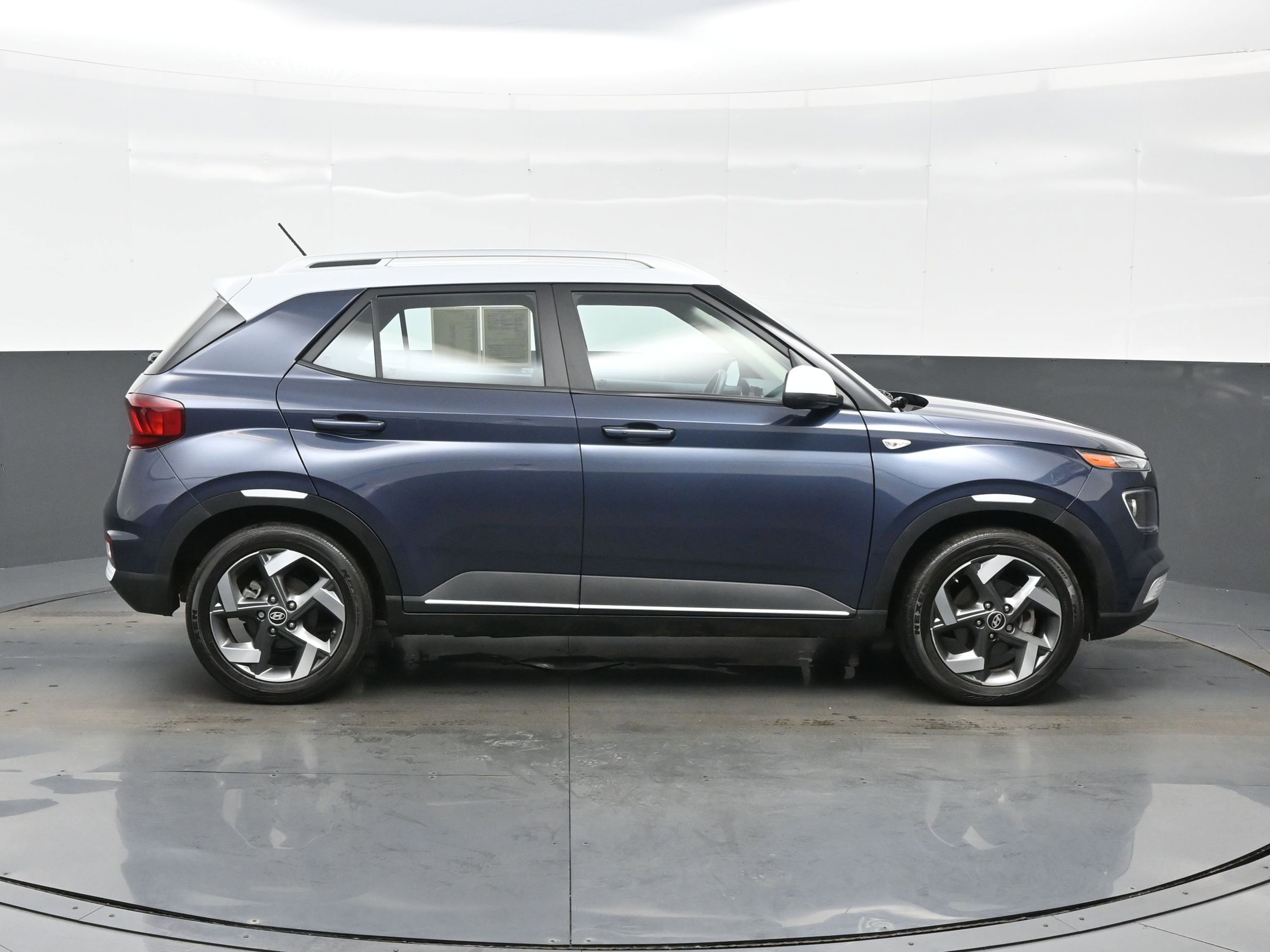 Used 2023 Hyundai Venue Limited w/ Cargo Package FWD image 7