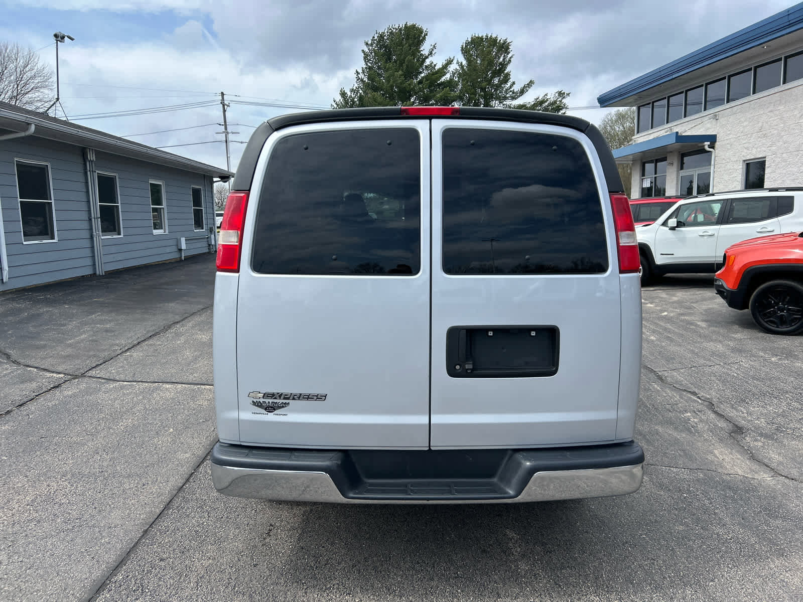 Used 2017 Chevrolet Express 3500 LT w/ LT Preferred Equipment Group RWD image 4