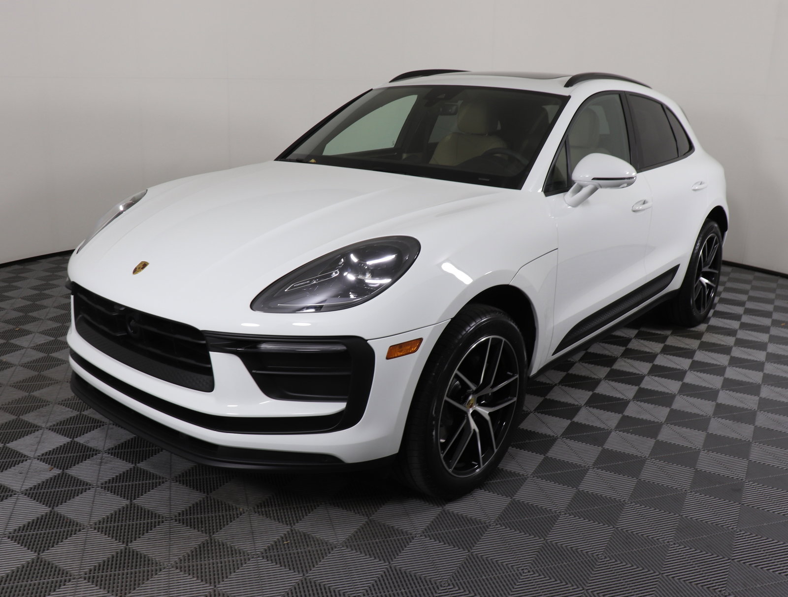 Used 2025 Porsche Macan image 10
