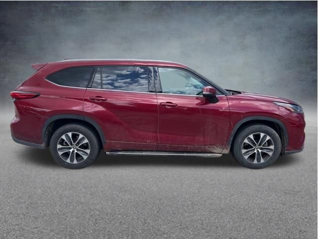 Used 2021 Toyota Highlander XLE FWD image 9