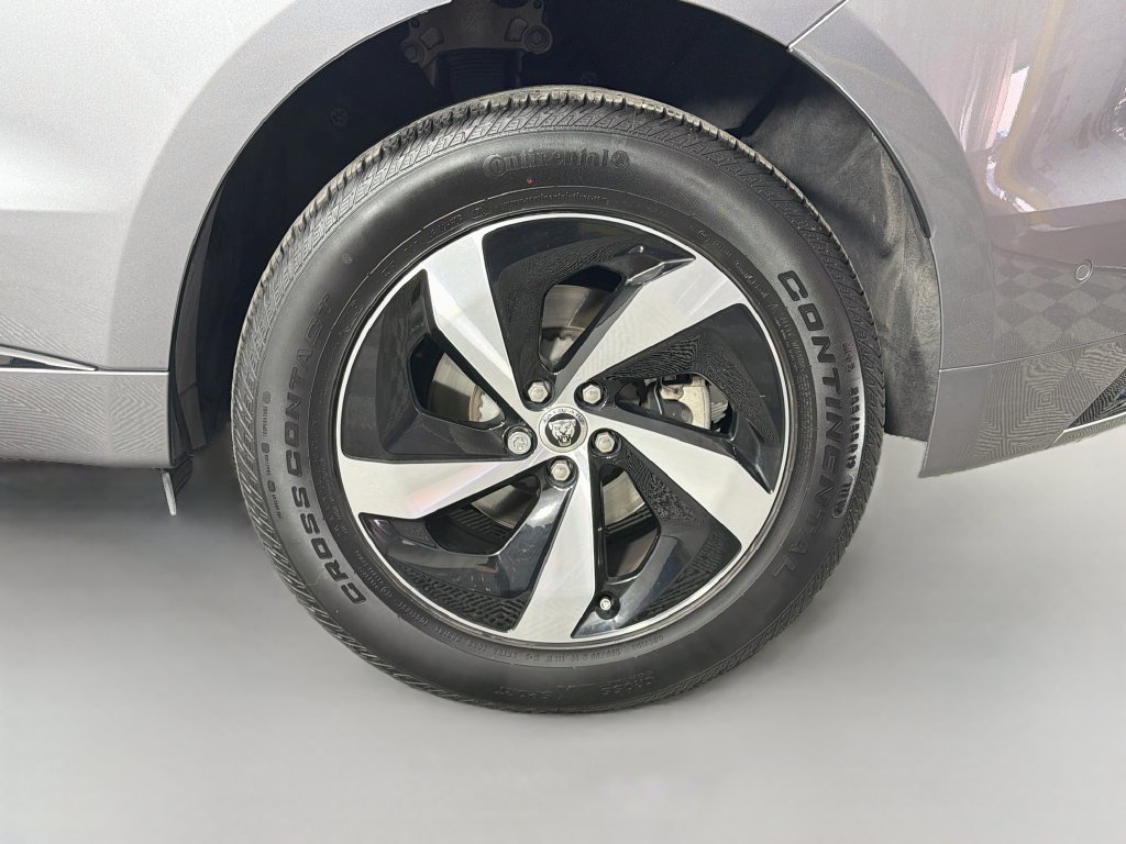 Certified 2026 Jaguar F-PACE R-Dynamic S AWD/4WD image 32