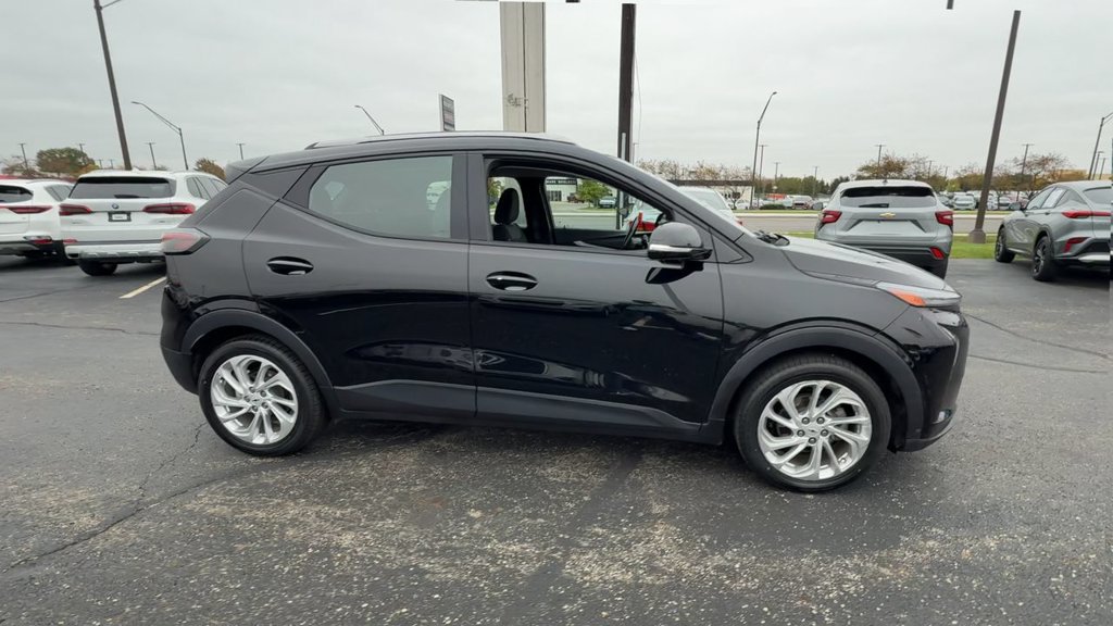 Used 2022 Chevrolet Bolt EUV LT w/ Comfort Package FWD image 9