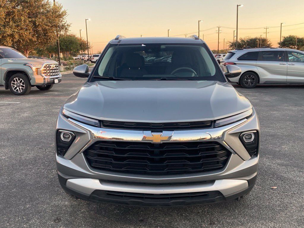 Used 2025 Chevrolet TrailBlazer LT AWD/4WD image 2