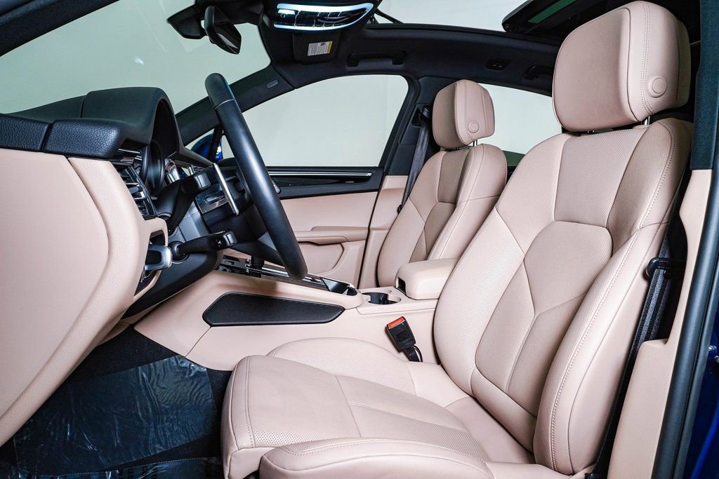 Certified 2025 Porsche Macan image 5