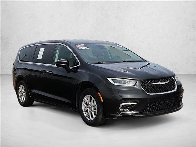 Used 2024 Chrysler Pacifica Touring-L image 3