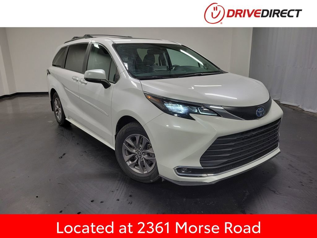 Used 2024 Toyota Sienna XLE w/ XLE Plus Package image 1