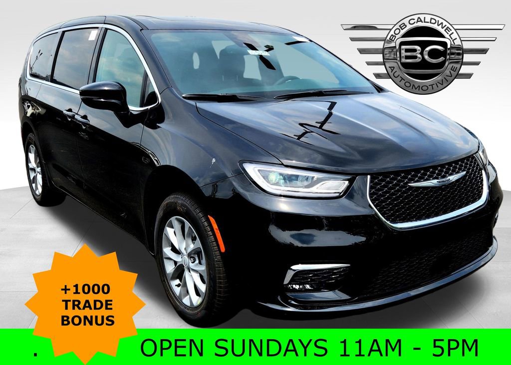 New 2025 Chrysler Pacifica Select w/ Uconnect Theater Family Group