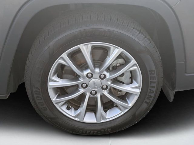 Used 2022 Jeep Cherokee Latitude Lux w/ Mopar Interior Package image 9