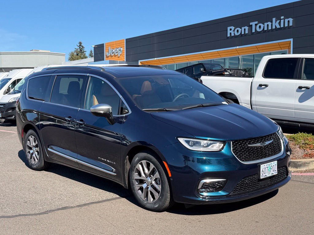 Used 2023 Chrysler Pacifica Pinnacle FWD image 2