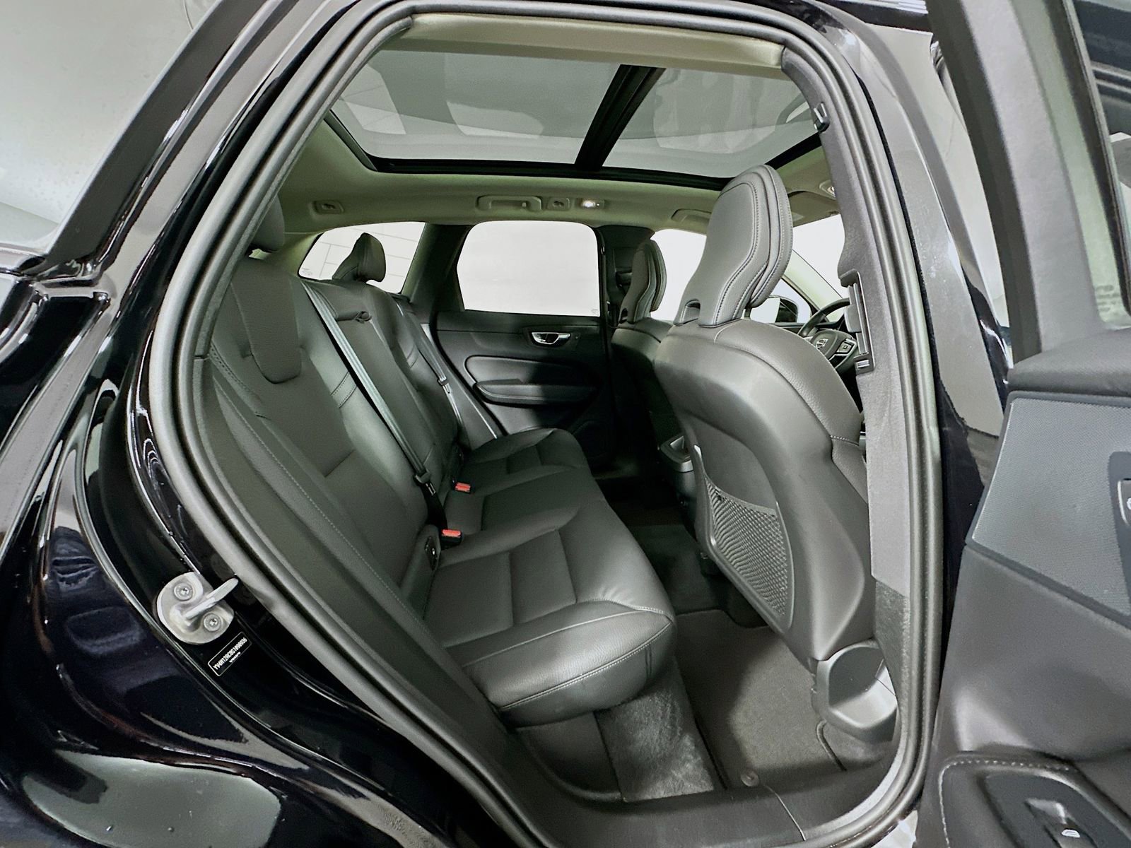 Used 2025 Volvo XC60 B5 Plus image 27