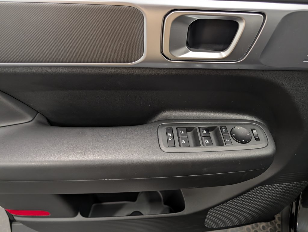 Used 2025 Hyundai Santa Fe SE AWD/4WD image 9