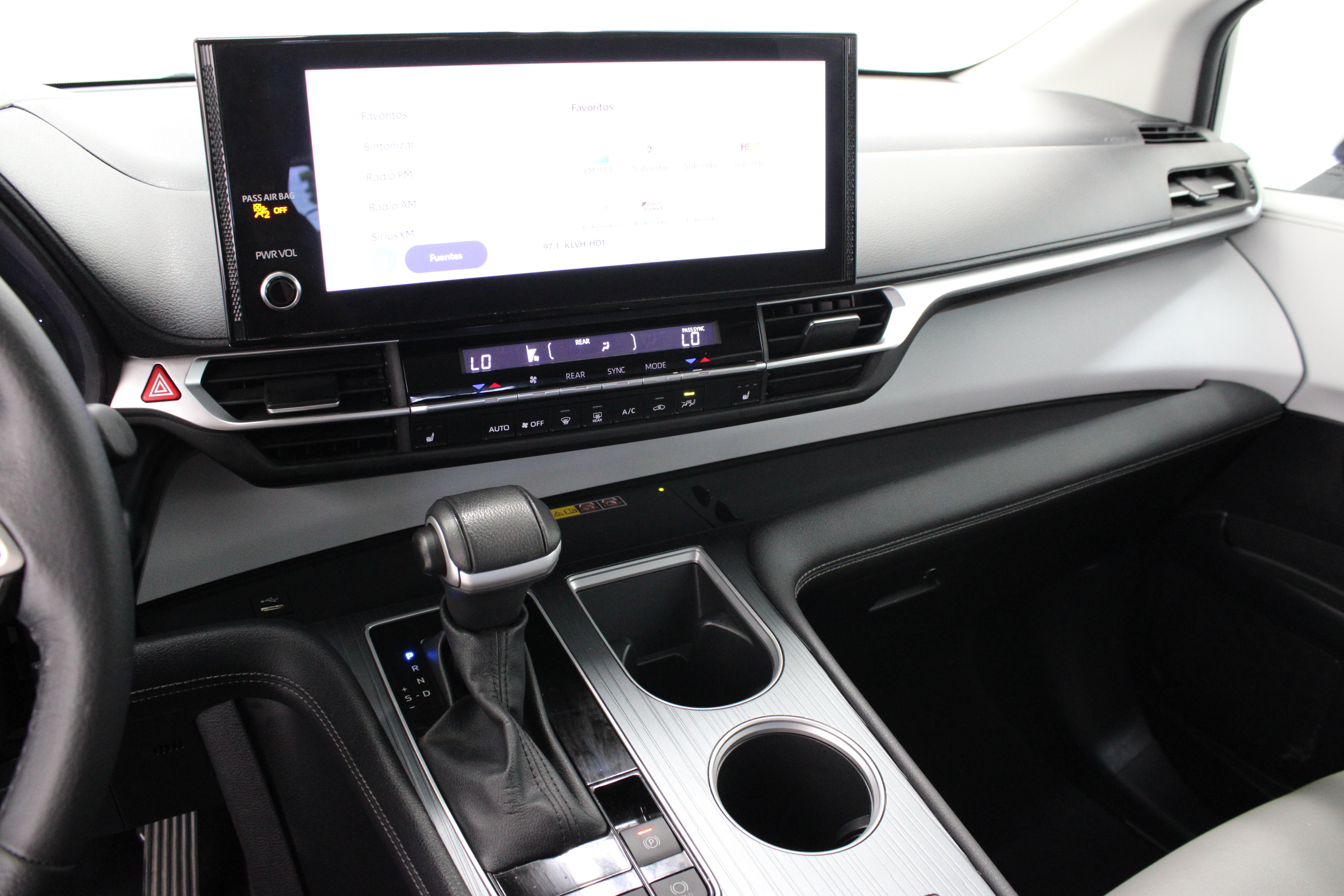 Used 2025 Toyota Sienna XLE FWD image 16