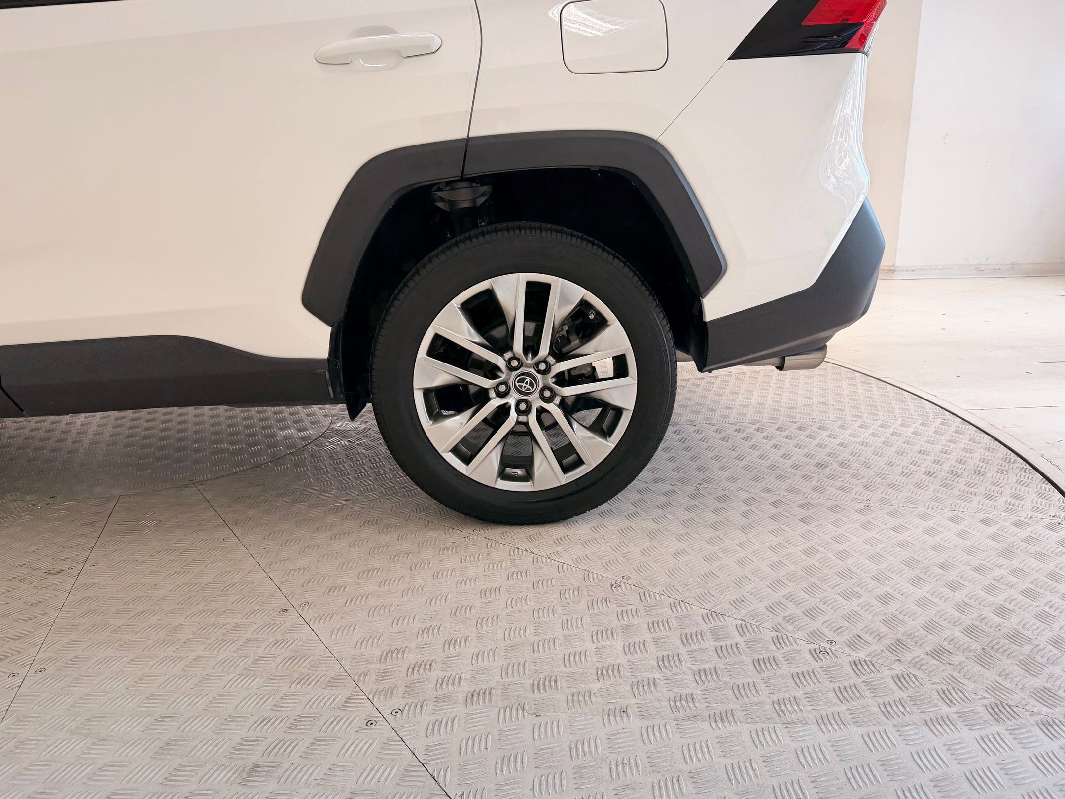 Used 2019 Toyota RAV4 XLE Premium image 12