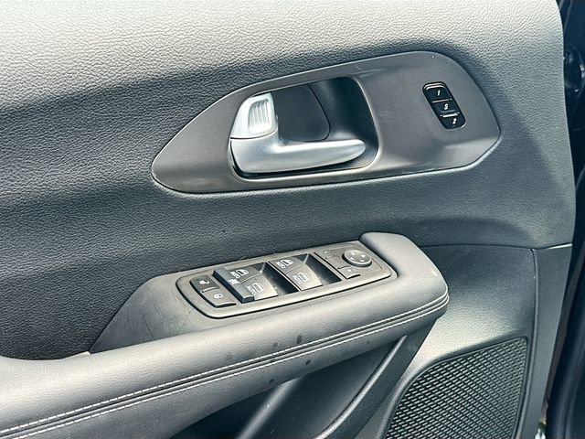 Used 2025 Chrysler Pacifica Select w/ Uconnect Theater Family Group FWD image 18