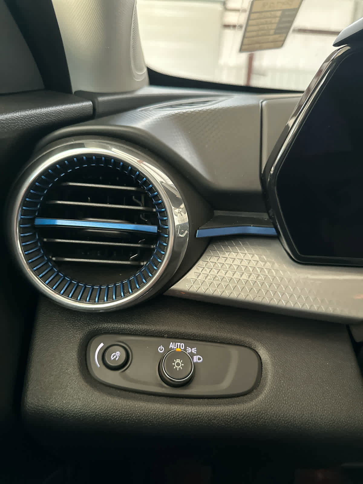 Used 2025 Chevrolet Trax LT FWD image 24