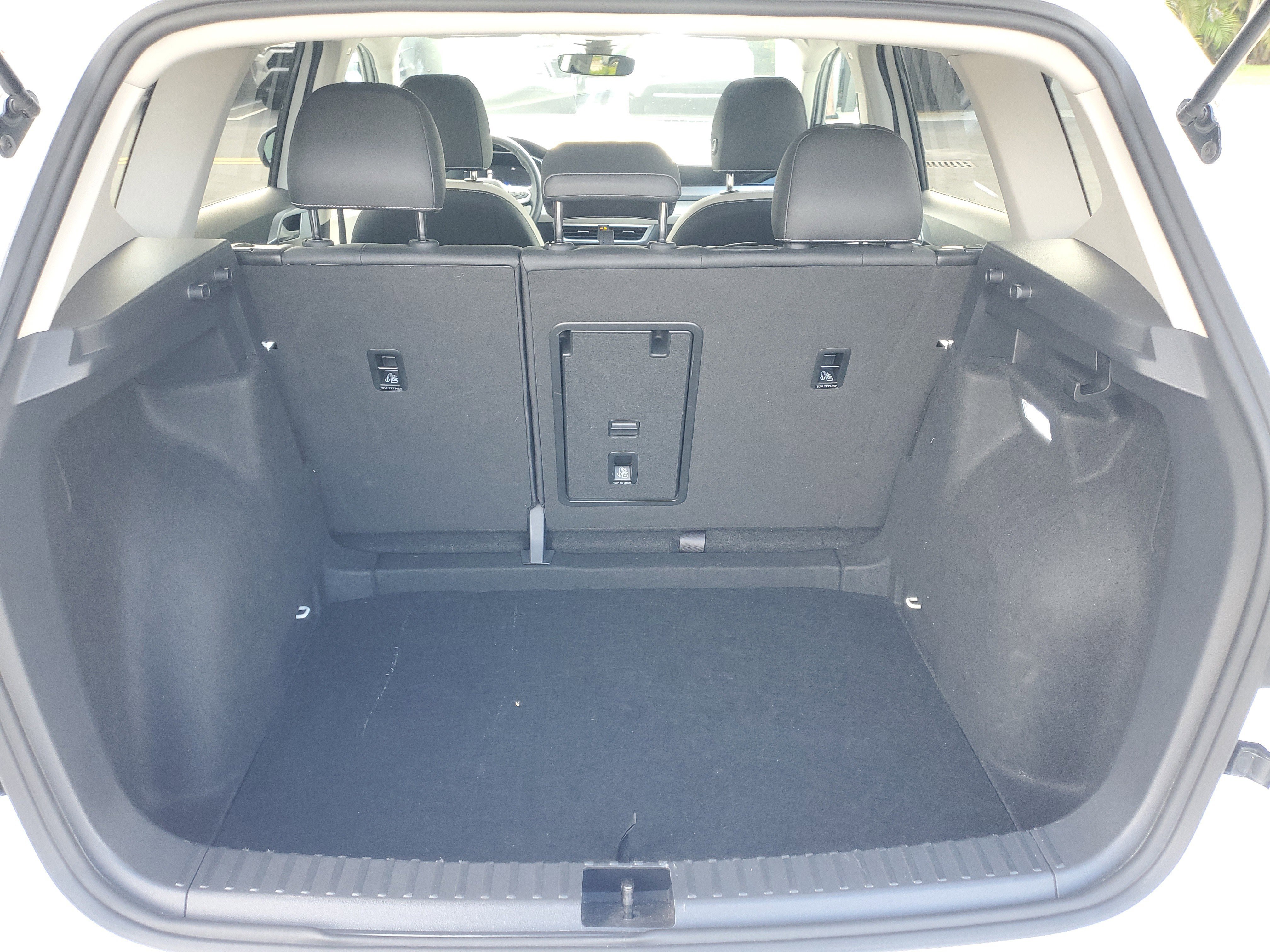 Used 2025 Volkswagen Taos SE FWD image 8