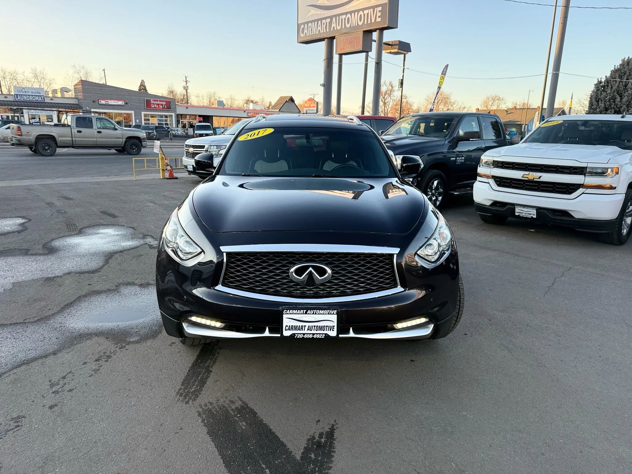 Used 2017 INFINITI QX70 3.7 w/ Limited Package AWD/4WD image 4