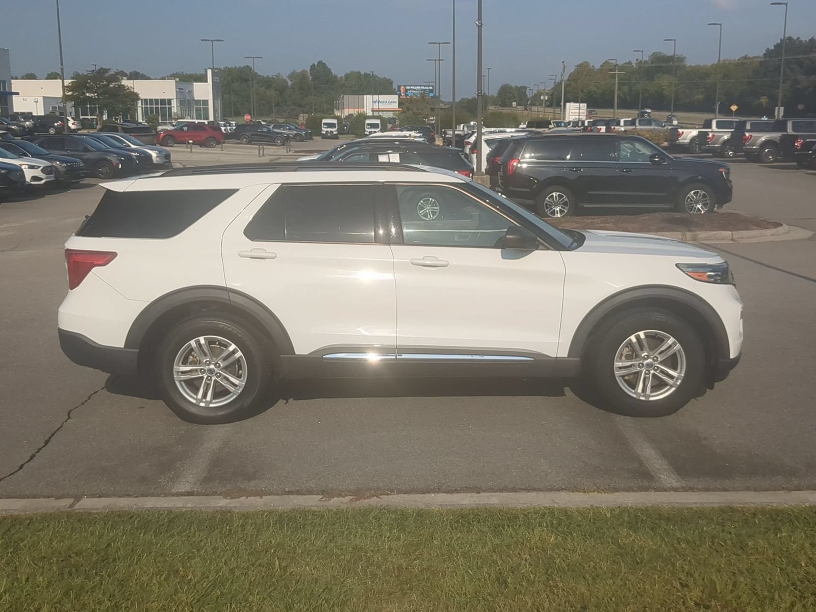 Used 2022 Ford Explorer XLT w/ Equipment Group 202A AWD/4WD image 2