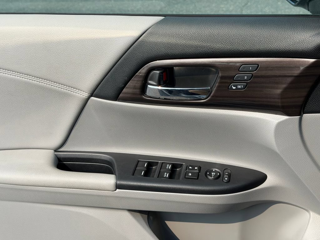 Used 2017 Honda Accord Touring image 37