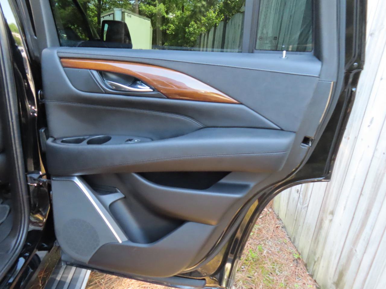 Used 2018 Cadillac Escalade Premium Luxury RWD image 27