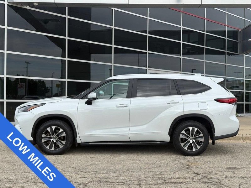Used 2023 Toyota Highlander XLE AWD/4WD image 6