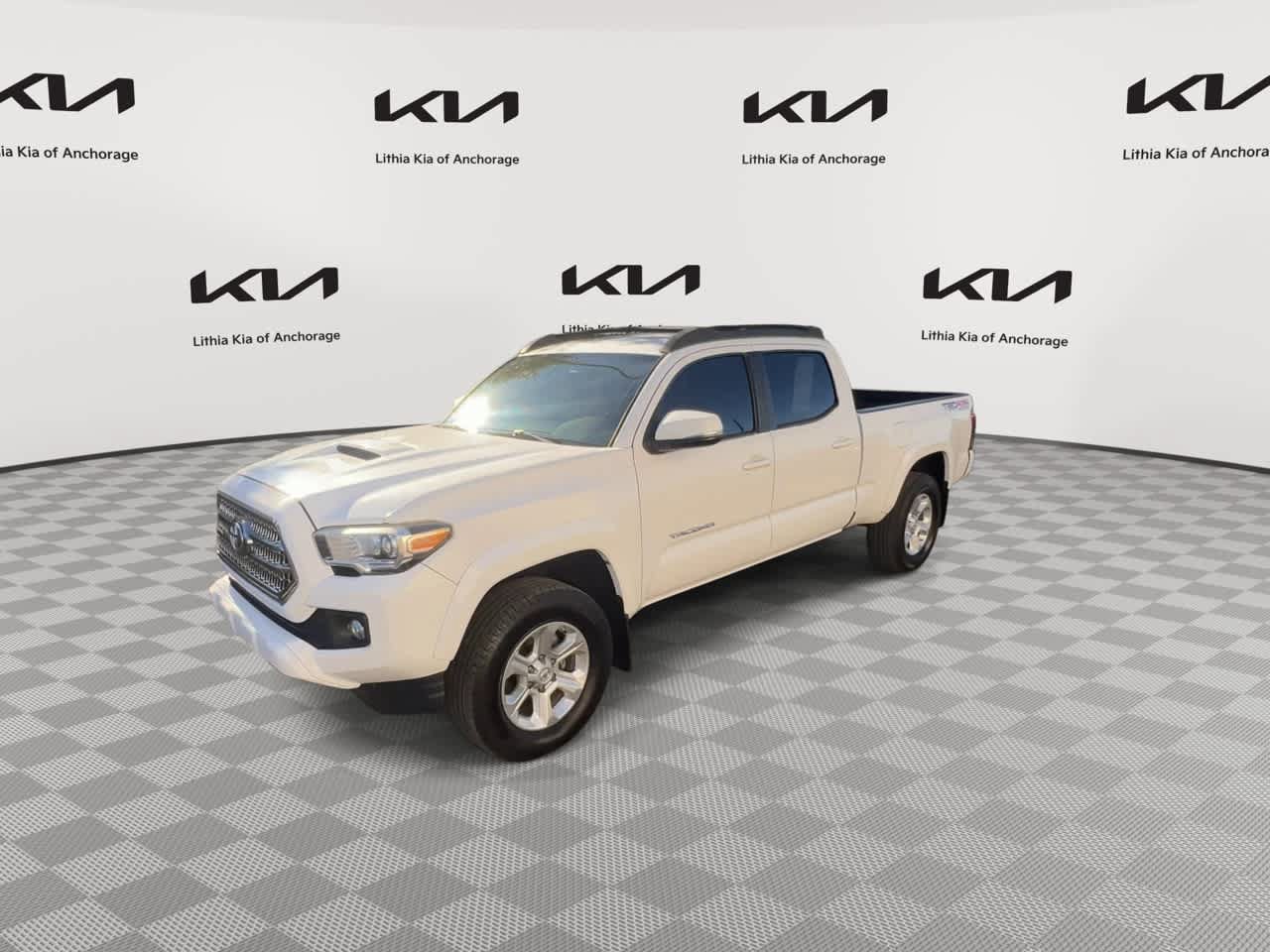 Used 2016 Toyota Tacoma TRD Sport w/ Towing Package AWD/4WD image 4