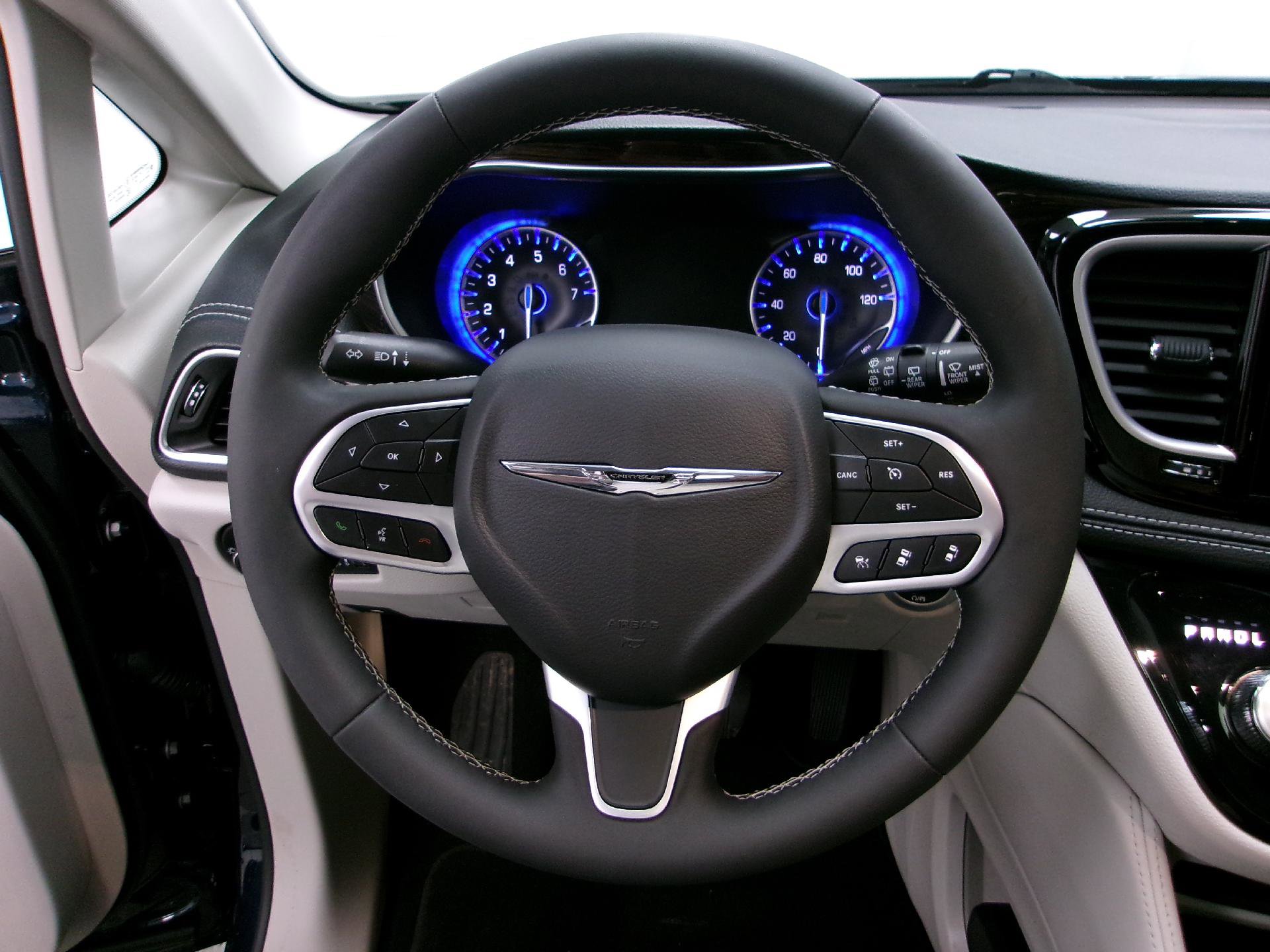 Used 2024 Chrysler Pacifica Limited image 8