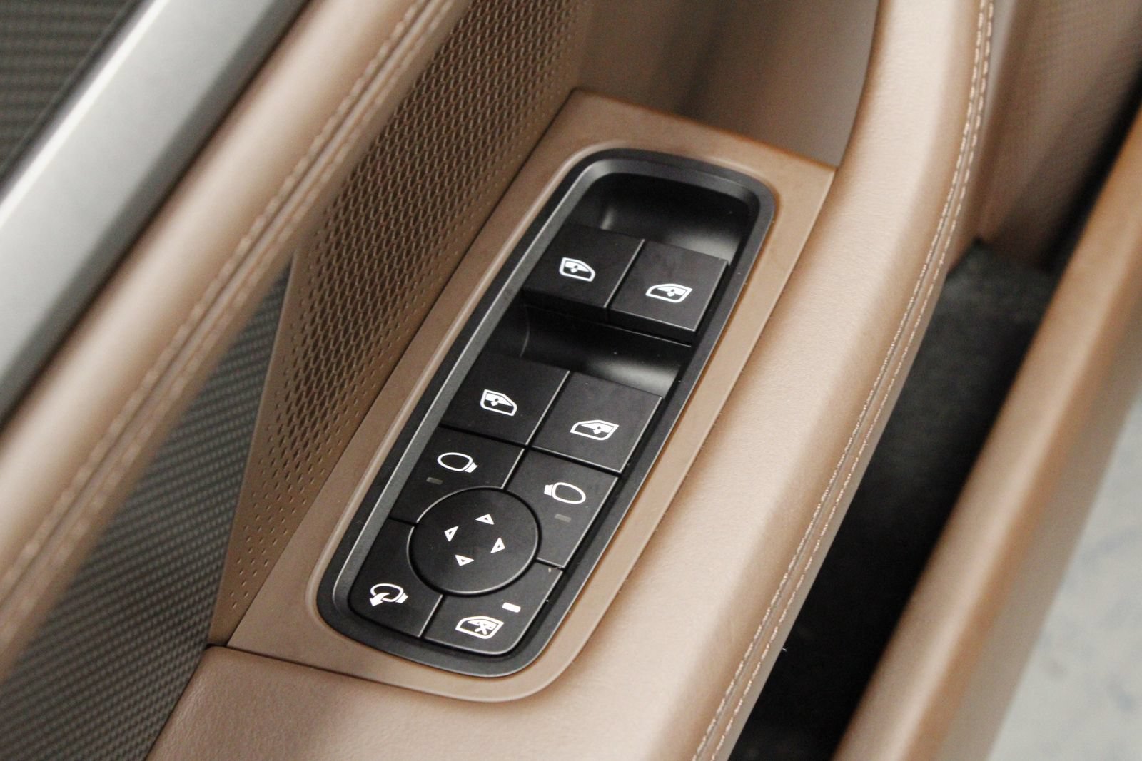 Certified 2022 Porsche Taycan Turbo S AWD/4WD image 29