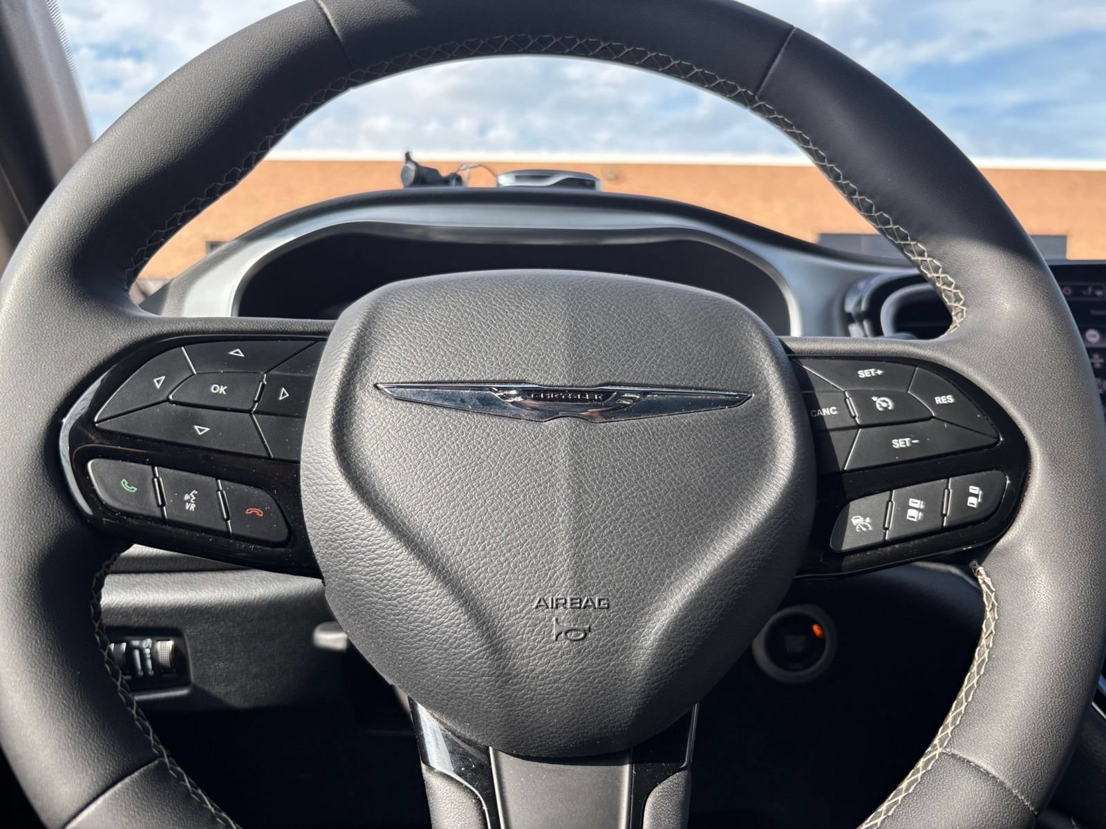 Used 2025 Chrysler Pacifica Limited FWD image 27