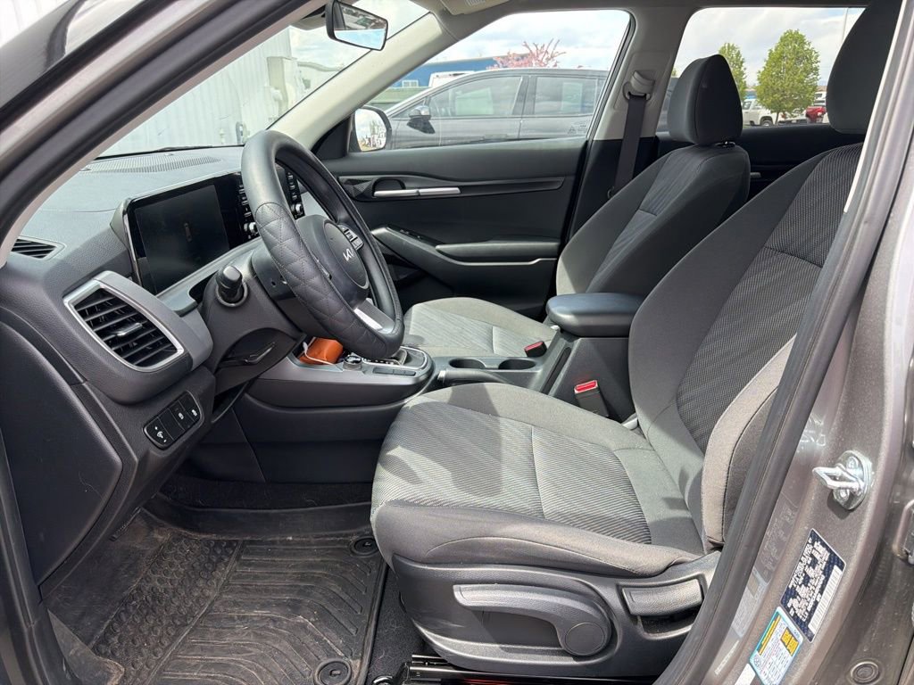 Used 2024 Kia Seltos LX image 2