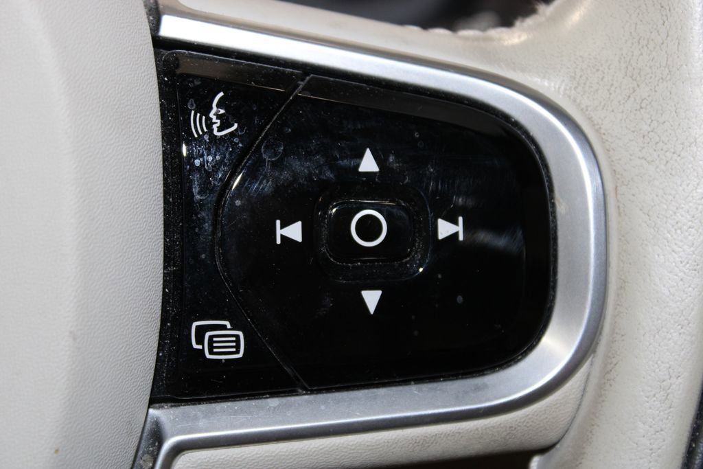 Used 2020 Volvo XC90 T6 Momentum AWD/4WD image 26