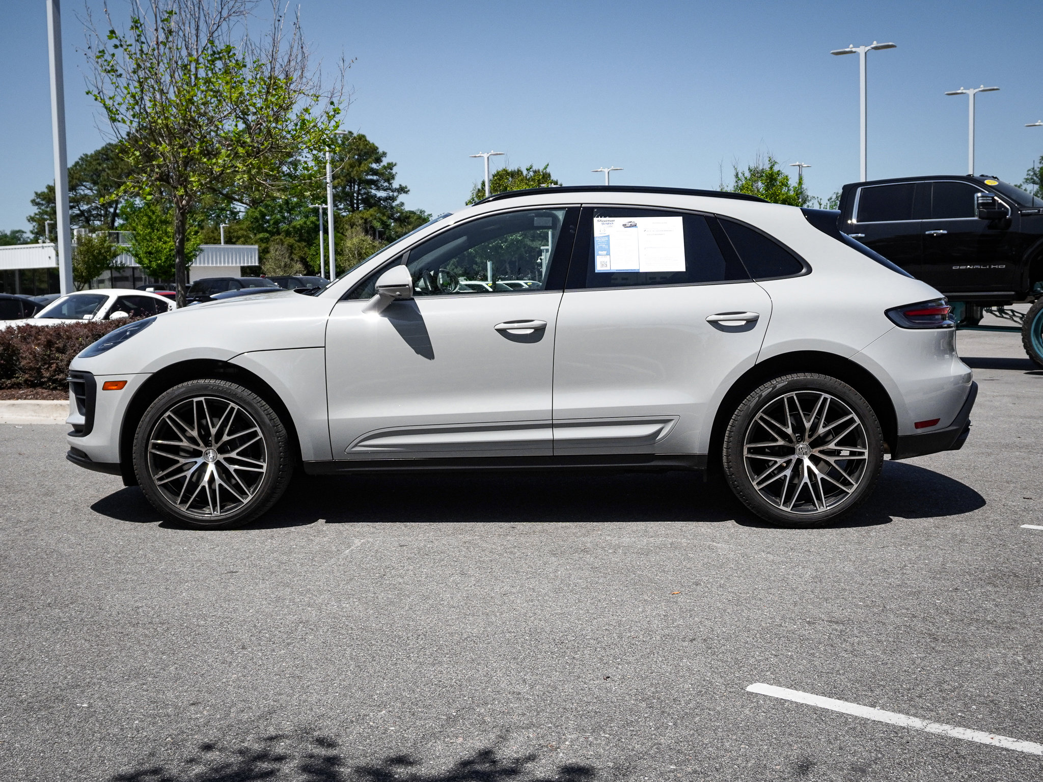 Used 2025 Porsche Macan AWD/4WD image 7