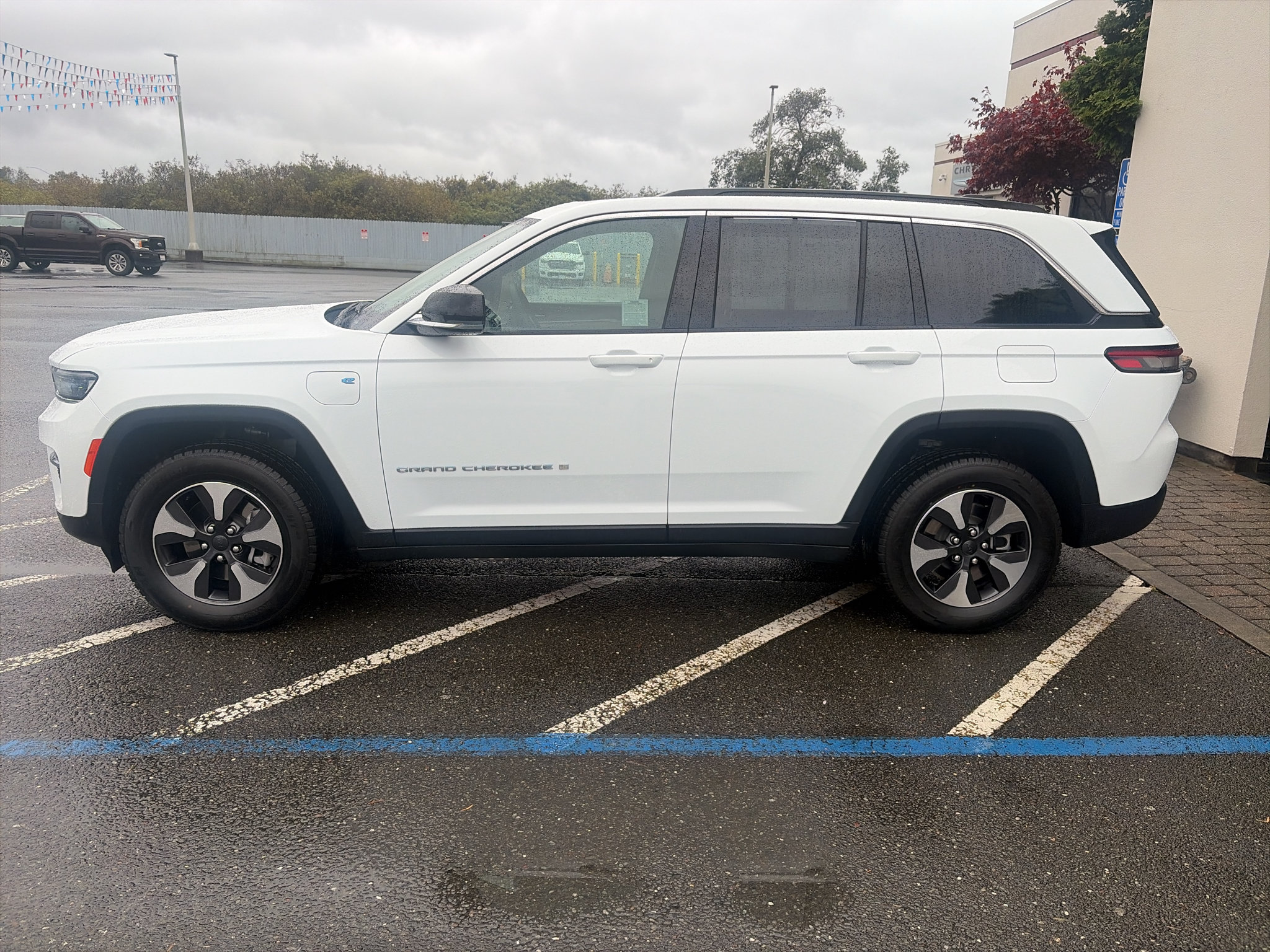 Used 2024 Jeep Grand Cherokee Limited 4xe AWD/4WD image 3