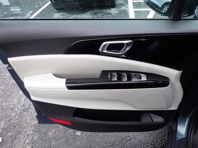 Used 2024 Kia Carnival EX image 21