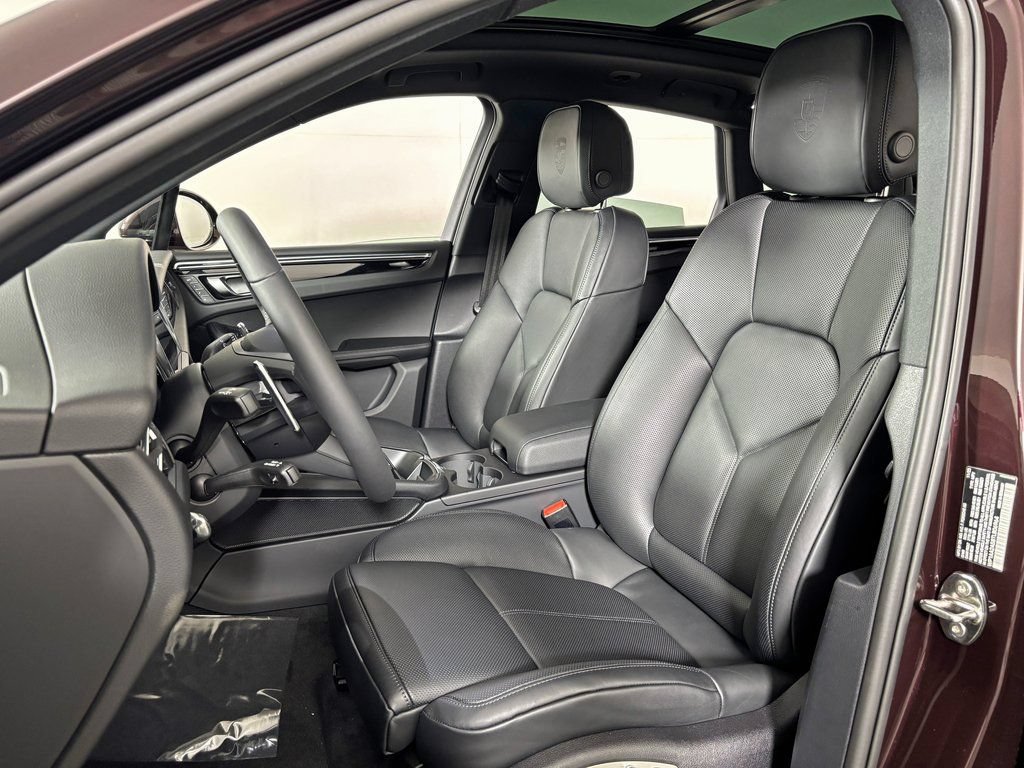 Certified 2026 Porsche Macan AWD/4WD image 5