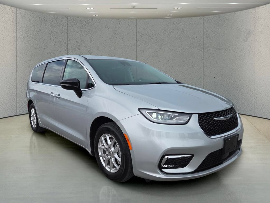 Used 2024 Chrysler Pacifica Touring-L FWD image 13