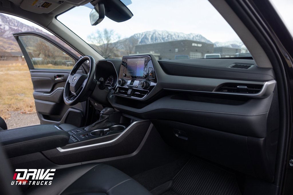 Used 2021 Toyota Highlander XLE image 17