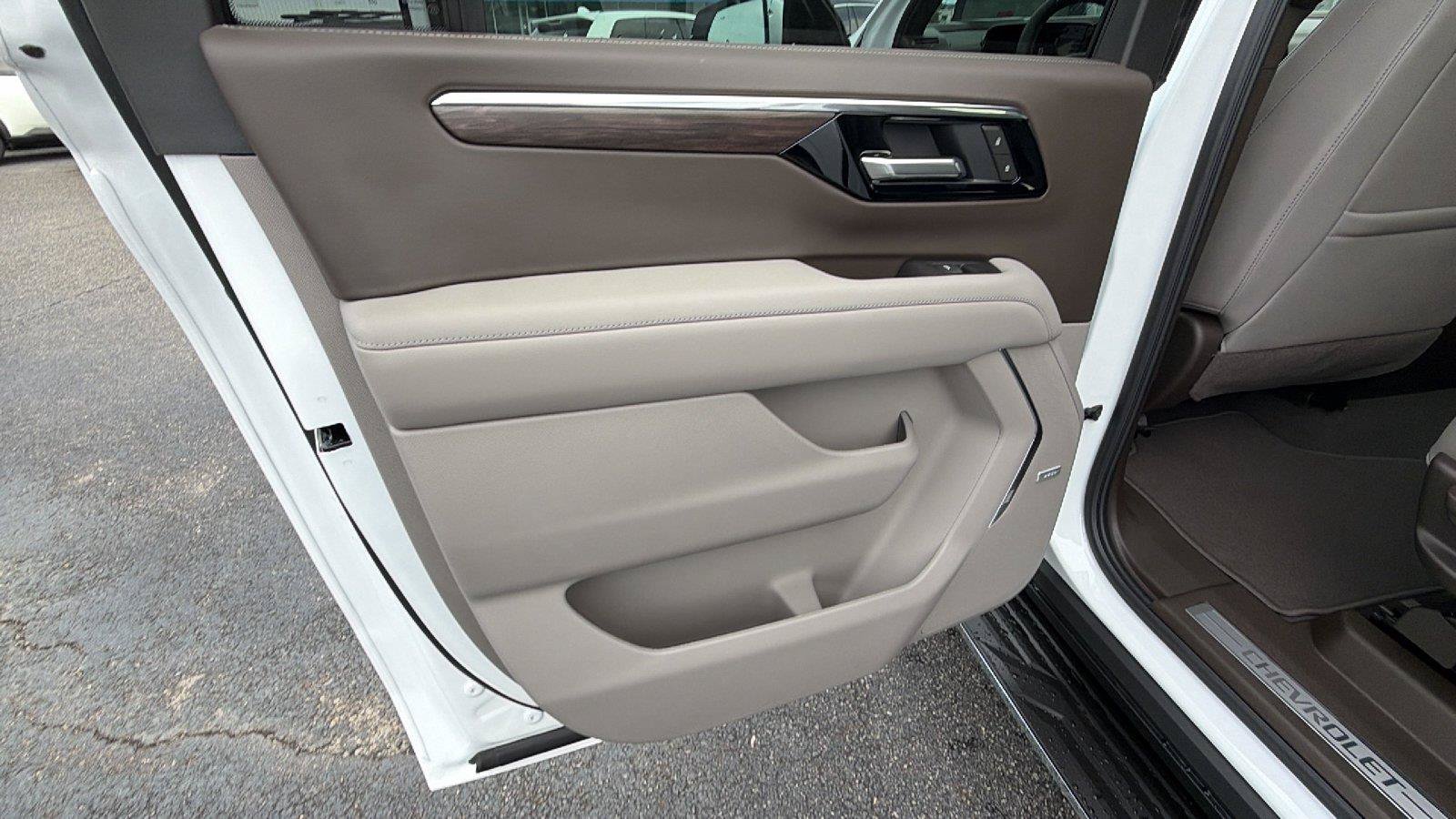 New 2026 Chevrolet Suburban LT w/ Comfort Package AWD/4WD image 18
