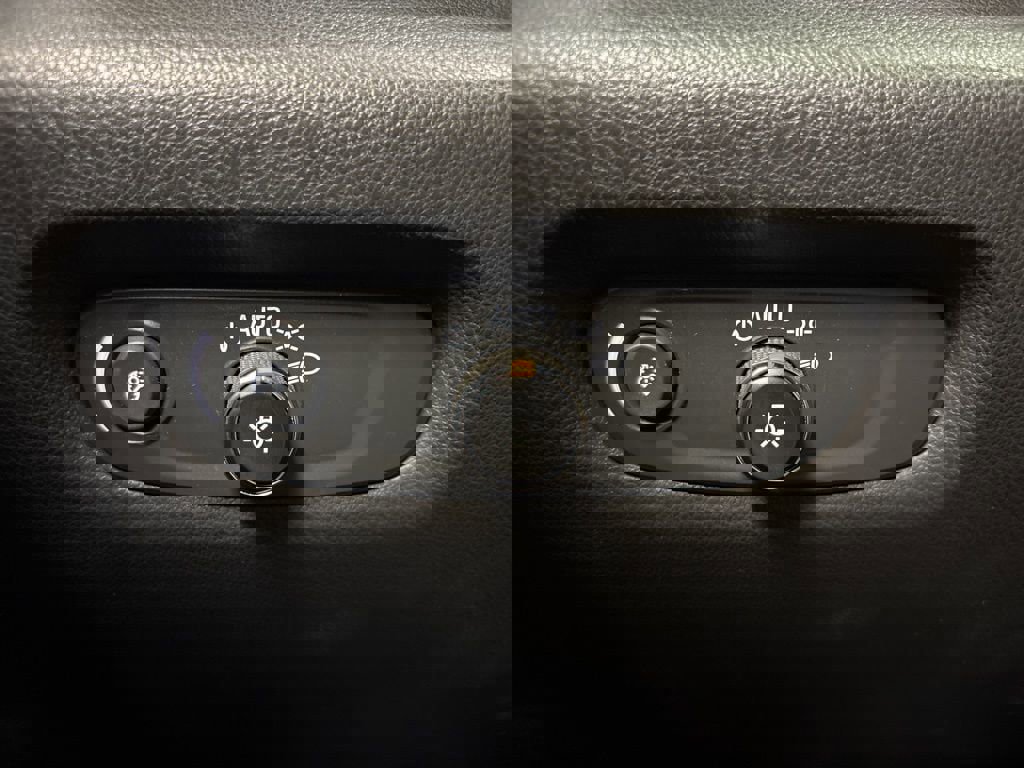 Used 2021 Chevrolet Traverse LS image 29