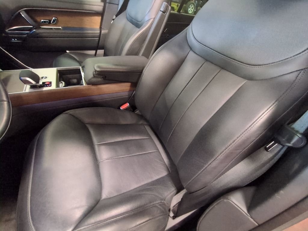 Used 2025 Land Rover Range Rover SE AWD/4WD image 11