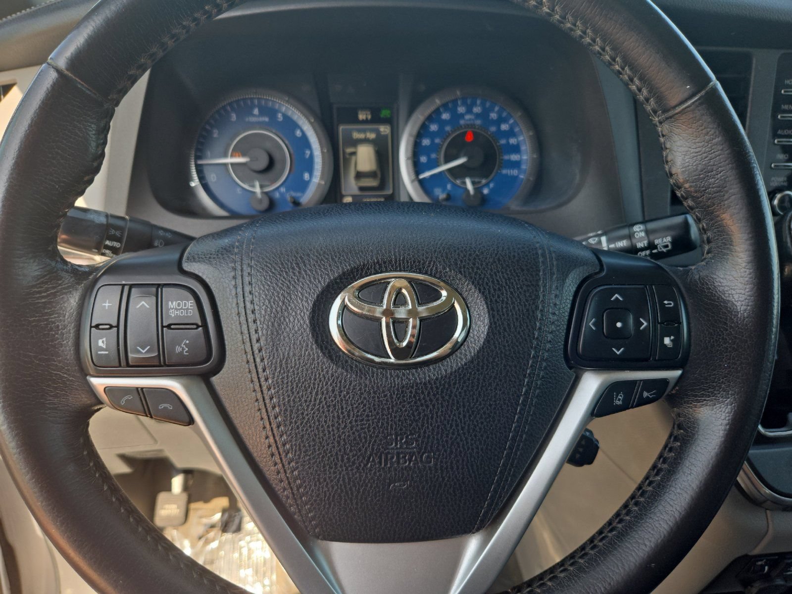 Used 2018 Toyota Sienna XLE FWD image 23