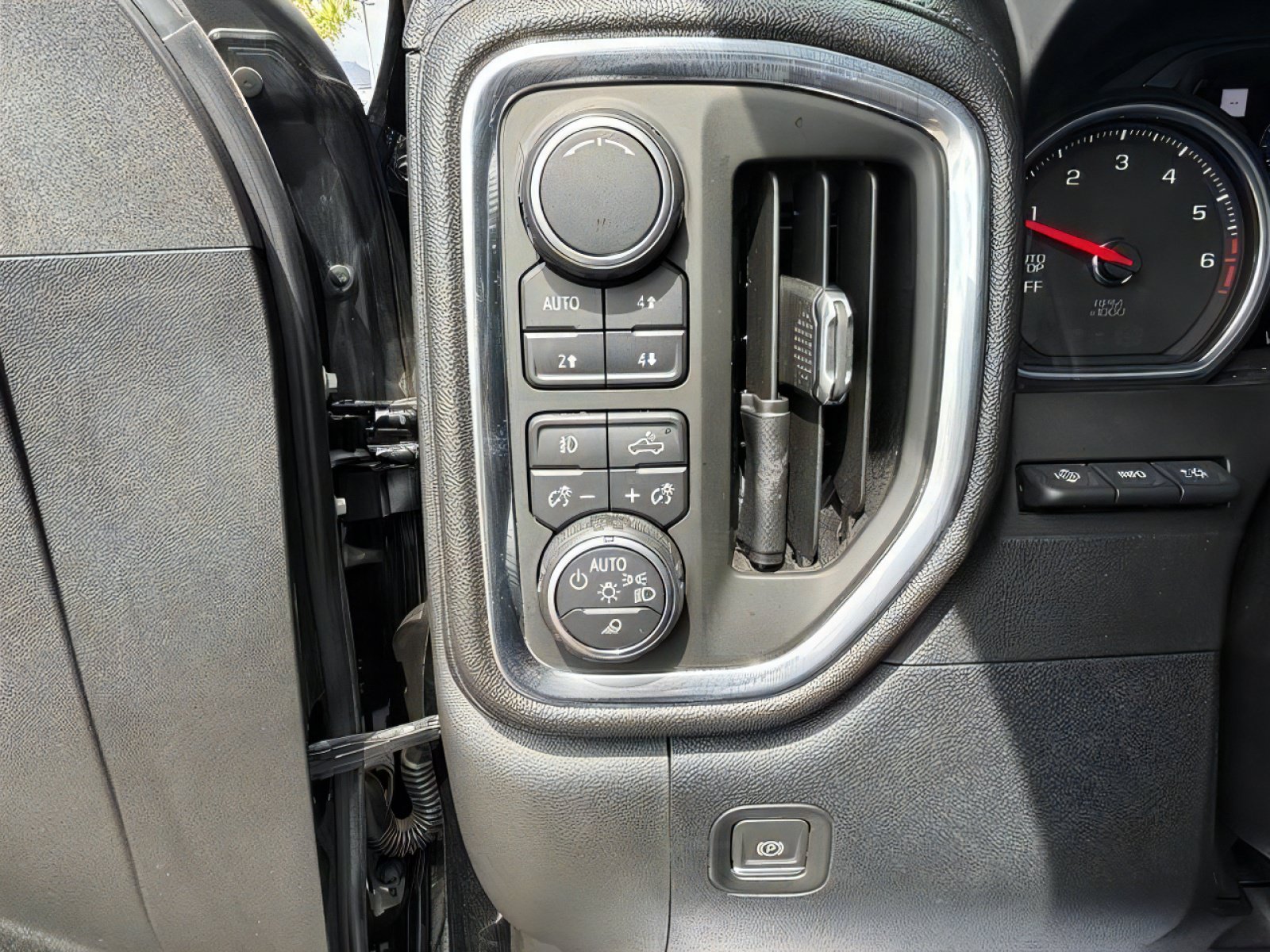 Used 2019 Chevrolet Silverado 1500 High Country w/ Technology Package AWD/4WD image 24