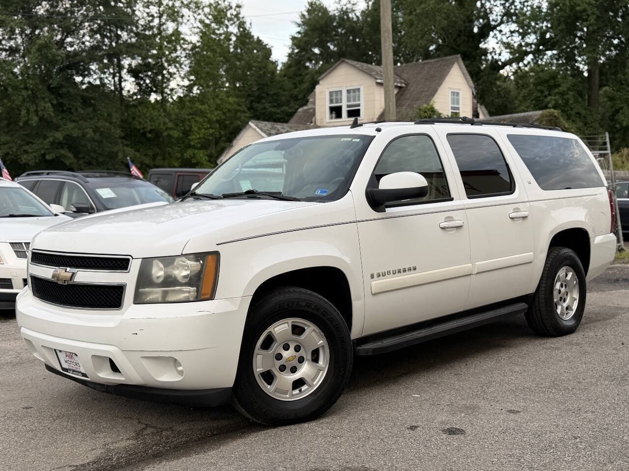 Used 2009 Chevrolet Suburban LT w/ Luxury Package RWD image 2