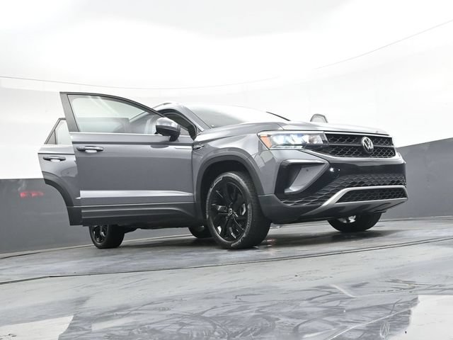 Used 2023 Volkswagen Taos SE w/ Panoramic Sunroof Package AWD/4WD image 42