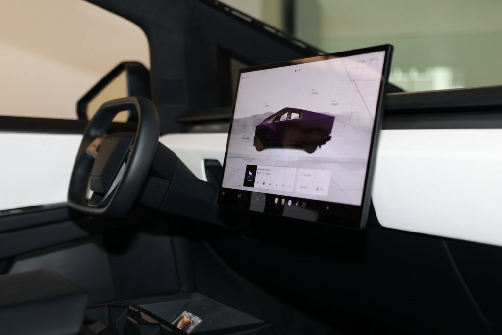 Used 2024 Tesla Cybertruck AWD Crew Cab image 18