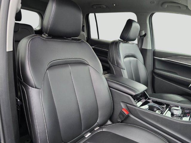 Used 2023 Jeep Grand Cherokee L Limited AWD/4WD image 10