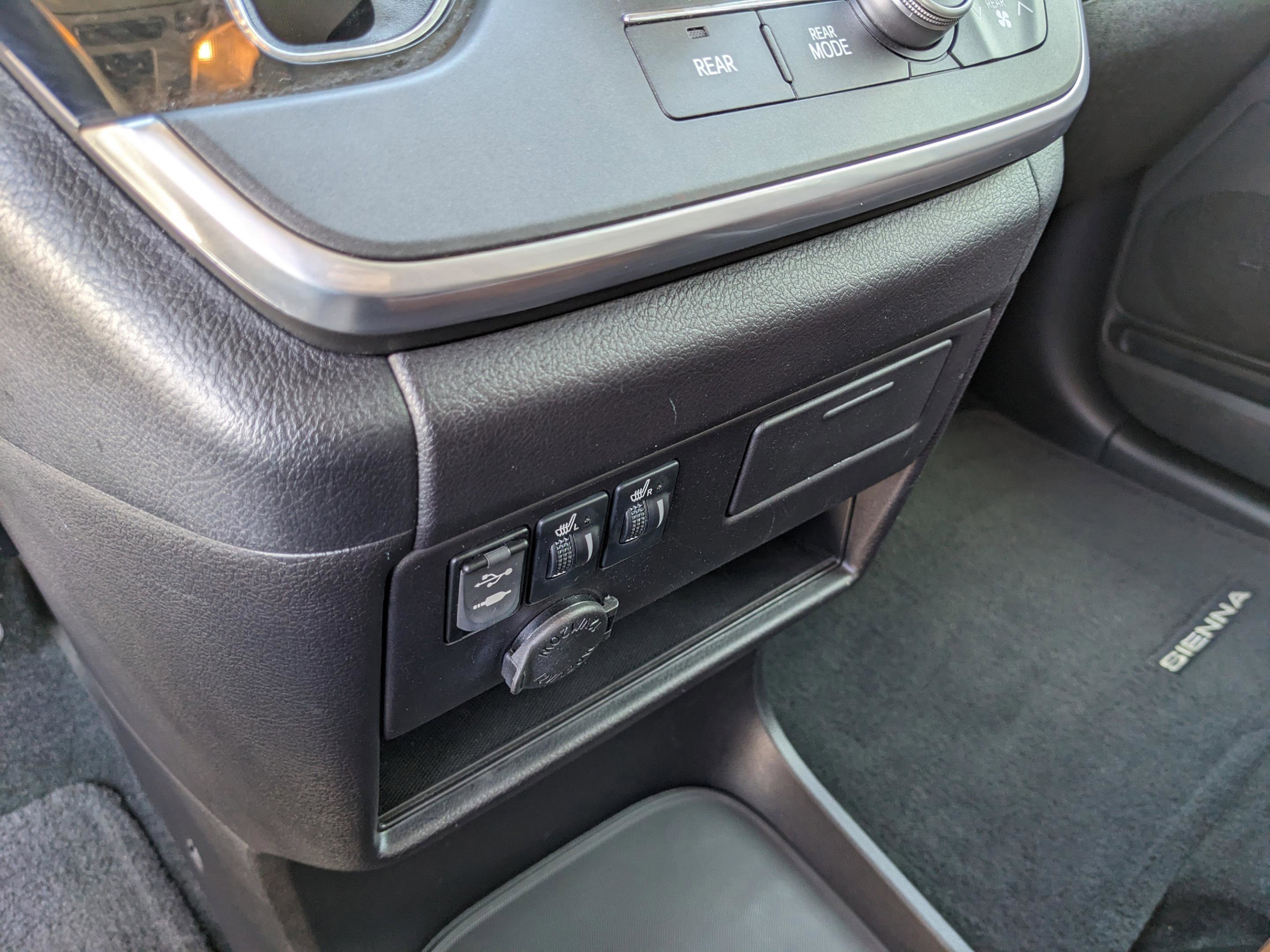 Used 2017 Toyota Sienna Limited image 31