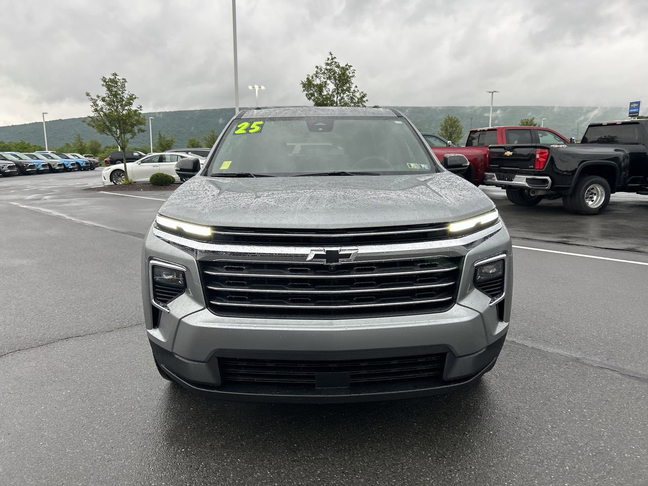 Used 2025 Chevrolet Traverse LT w/ Driver Confidence Package AWD/4WD image 2