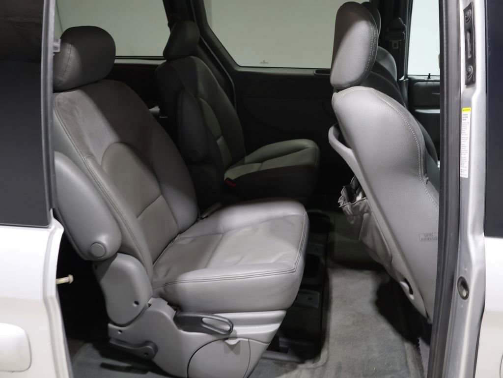 Used 2004 Chrysler Town & Country Limited image 20