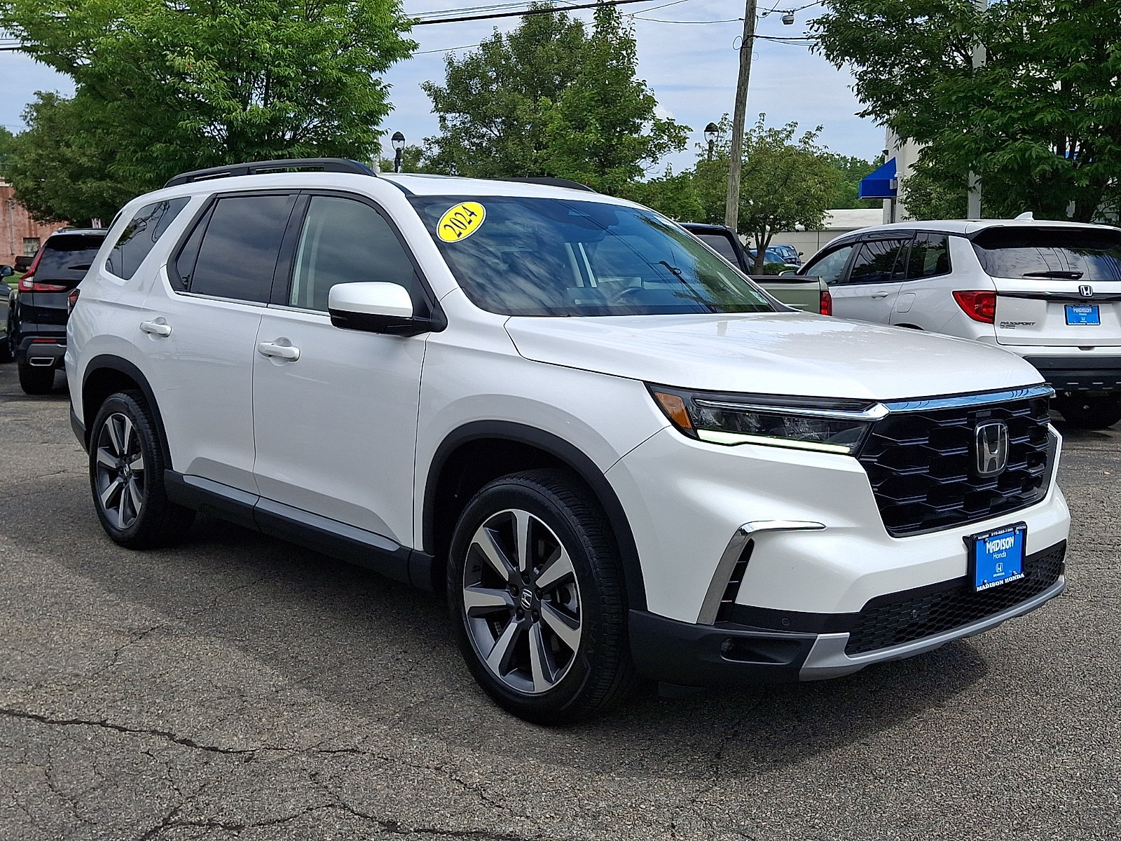 Used 2024 Honda Pilot Touring image 3